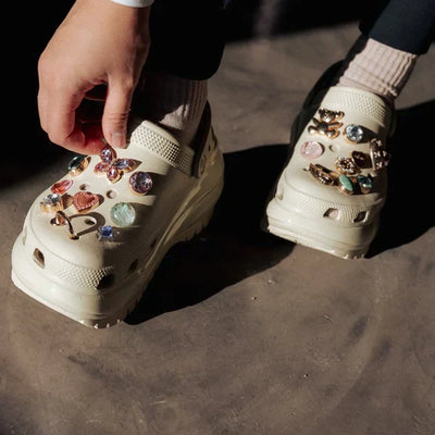 Cách gắn phụ kiện Jibbitz Charms vào giày dép Crocs đơn giản dễ làm