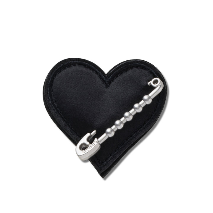 Jibbitz™ Charm Black Heart With Safety Pin - Crocs™ Việt Nam