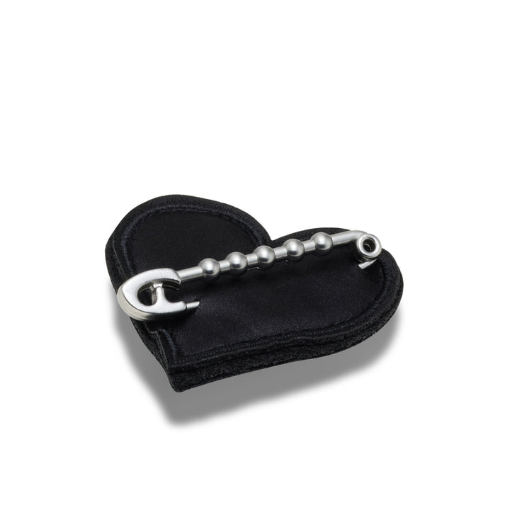 Jibbitz™ Charm Black Heart With Safety Pin - Crocs™ Việt Nam