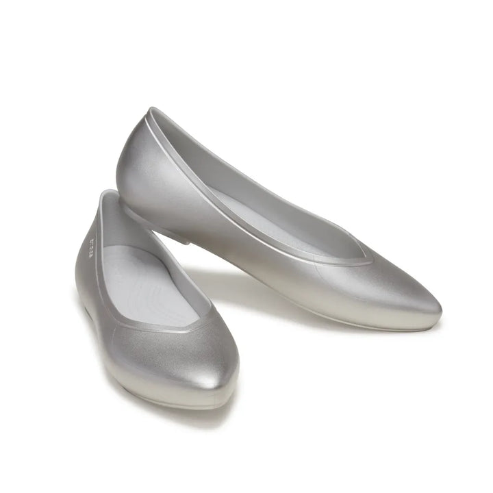 Giày Đế Bệt Nữ Crocs Brooklyn Metallic Pointed - Silver - Crocs™ Việt Nam